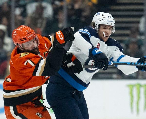 Radko Gudas v souboji s Morganem Barronem