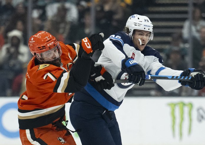 Radko Gudas v souboji s Morganem Barronem