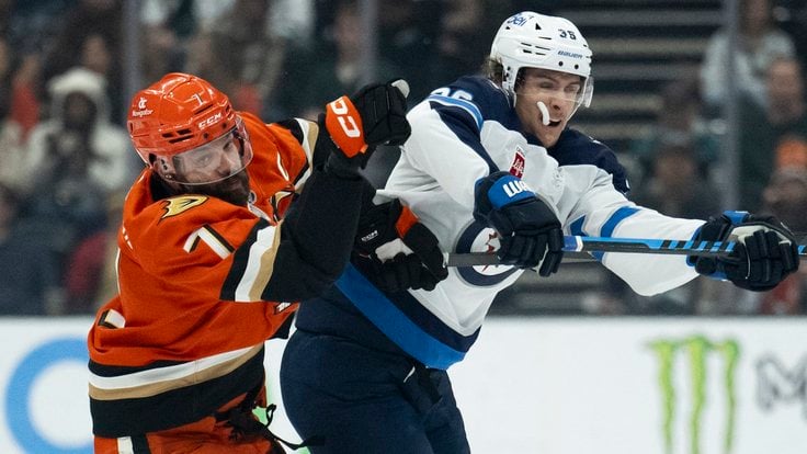 Radko Gudas v souboji s Morganem Barronem