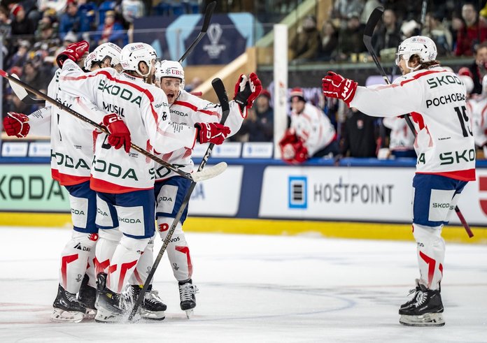 Hokejisté Pardubic po vstřeleném gólu