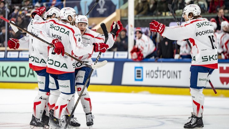 Hokejisté Pardubic po vstřeleném gólu