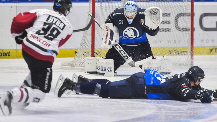 Tomáš Hyka střílí na plzeňského Nicka Malíka