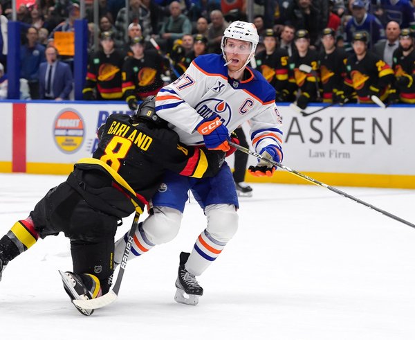 Connor McDavid v souboji s Conorem Garlandem