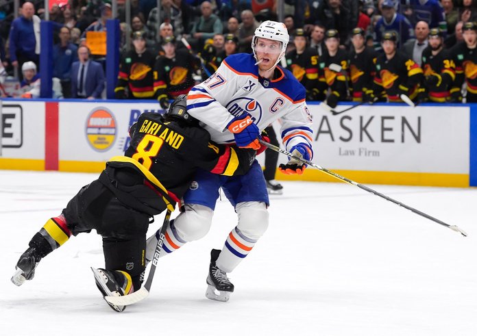 Connor McDavid v souboji s Conorem Garlandem