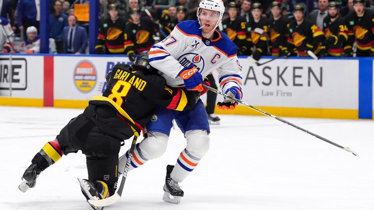 Connor McDavid v souboji s Conorem Garlandem