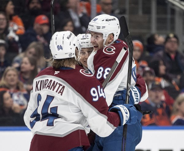 Martin Nečas, Joel Kiviranta a Nathan MacKinnon se radují z vítězného gólu