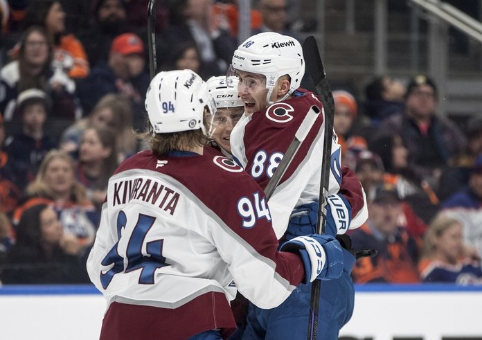 Martin Nečas, Joel Kiviranta a Nathan MacKinnon se radují z vítězného gólu