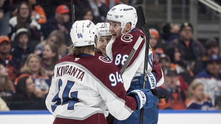 Martin Nečas, Joel Kiviranta a Nathan MacKinnon se radují z vítězného gólu