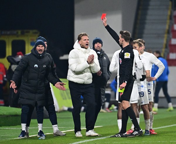 Radoslav Kováč dostal dvě žluté karty za protesty.