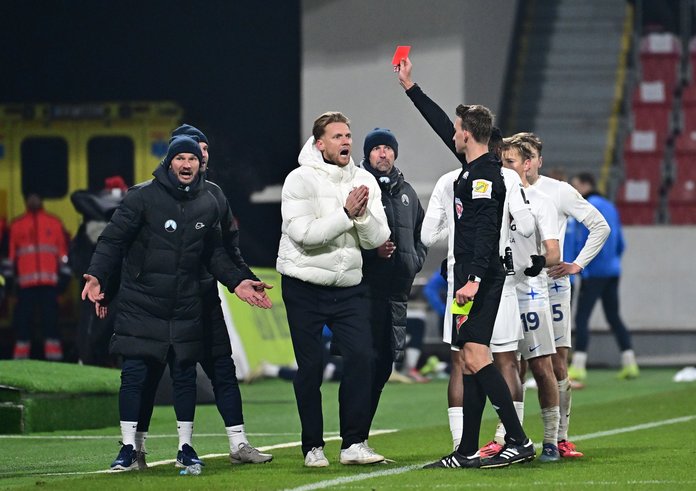 Radoslav Kováč dostal dvě žluté karty za protesty.