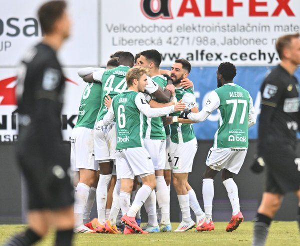 Fotbalisté Jablonec slaví výhru na Karvinou.