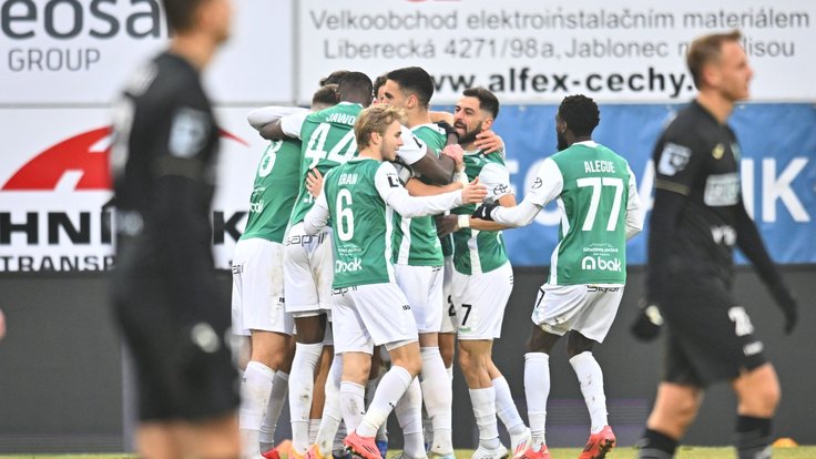 Fotbalisté Jablonec slaví výhru na Karvinou.