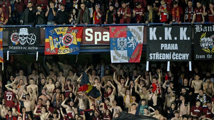 Fanoušci Sparty s transparentem K. K. K.