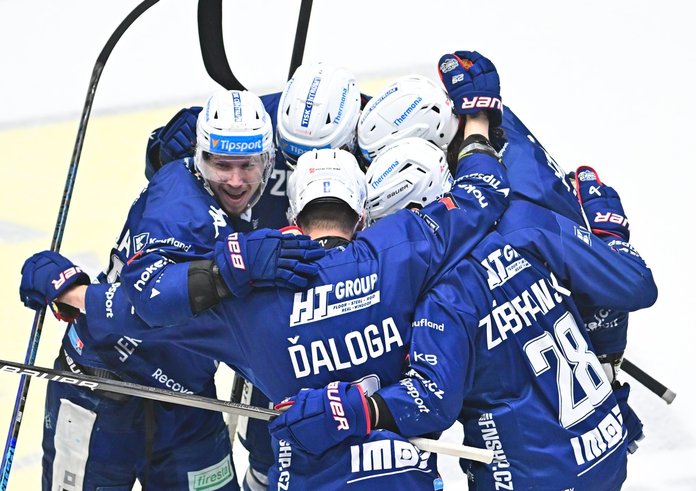 Hráči Komety oslavují gól