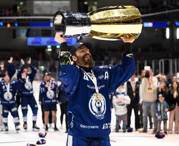 Peter Mueller s pohárem pro mistry extraligy