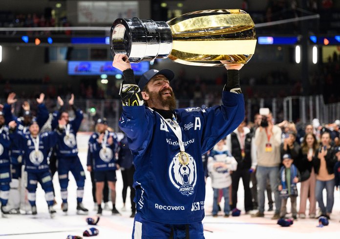 Peter Mueller s pohárem pro mistry extraligy