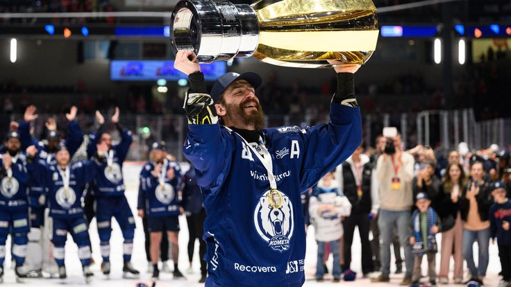 Peter Mueller s pohárem pro mistry extraligy