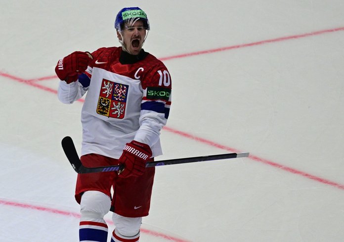 Roman Červenka oslavuje vítězný gól