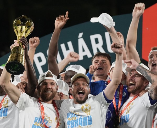 Sigma Olomouc při oslavách triumfu MOL Cupu v loňské sezóně.