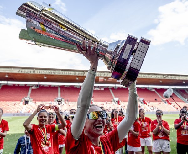 Fotbalistky Slavia jsou znovu mistryněmi.