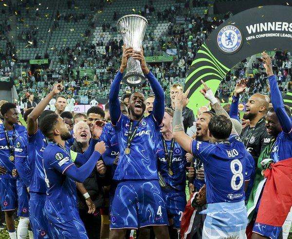 Fotbalisté Chelsea slaví triumf v Konferenční lize.