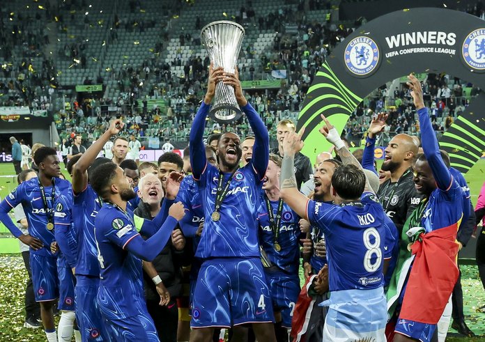 Fotbalisté Chelsea slaví triumf v Konferenční lize.