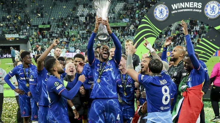 Fotbalisté Chelsea slaví triumf v Konferenční lize.