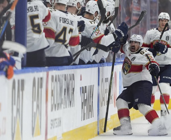Brad Marchand se raduje z gólu