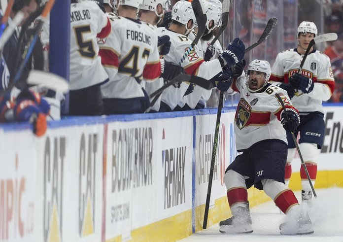 Brad Marchand se raduje z gólu