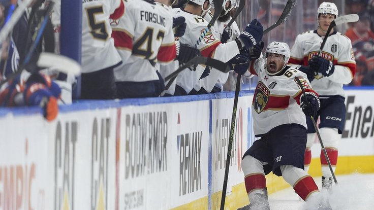 Brad Marchand se raduje z gólu
