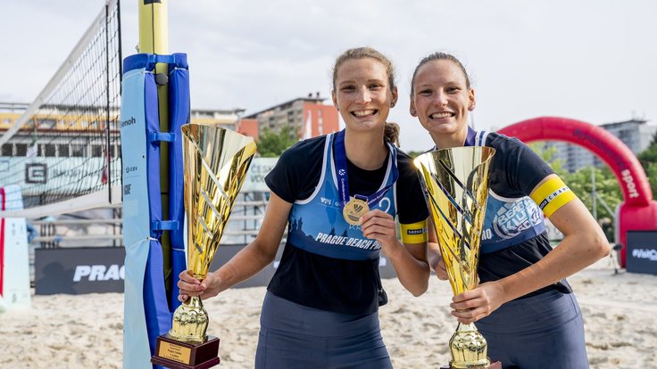 Kateřina (vpravo) a Anna Pavelkovy slaví triumf v turnaji kategorie Futures v pražském Ládví.