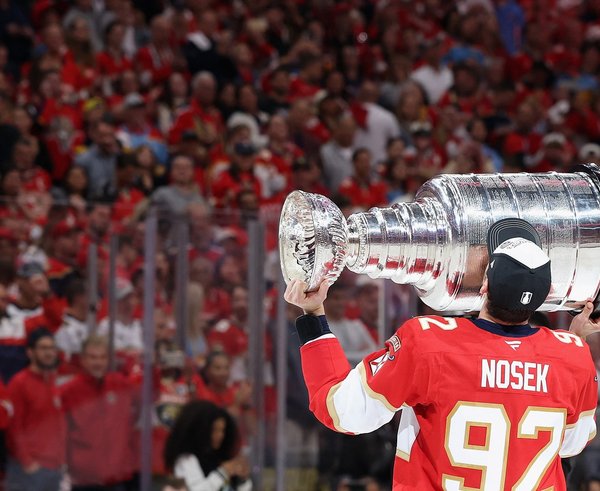 Tomáš Nosek přiveze Stanley Cup do Česka