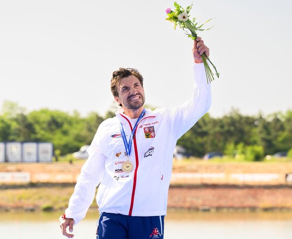 Martin Fuksa se zlatou medailí ze závodu na 500 m na ME v Račicích.