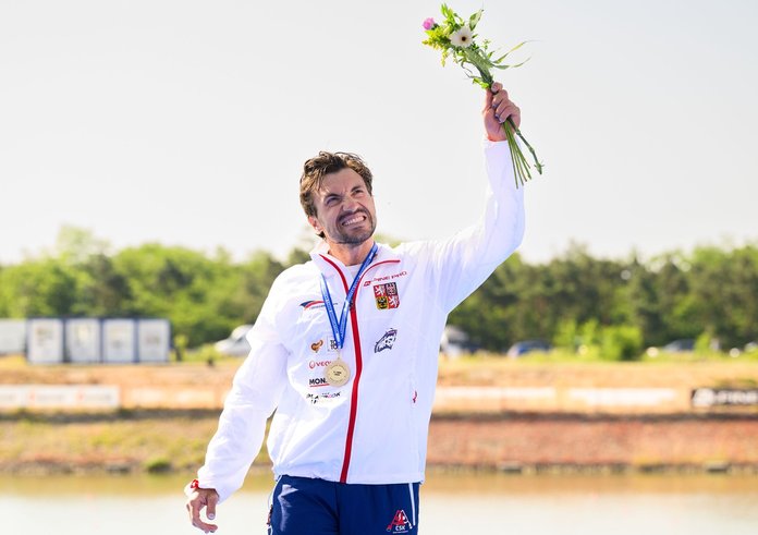 Martin Fuksa se zlatou medailí ze závodu na 500 m na ME v Račicích.
