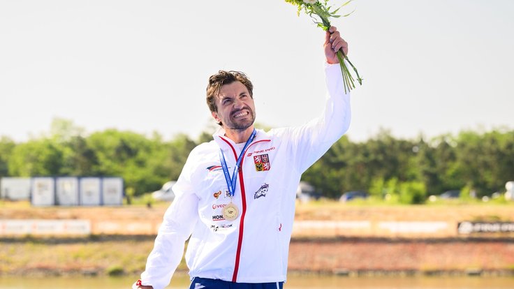 Martin Fuksa se zlatou medailí ze závodu na 500 m na ME v Račicích.