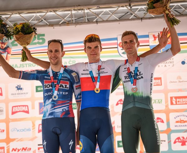 Jakub Otruba (vpravo) na pódiu na MČR v časovce s Josefem Černým a Mathiasem Vackem.