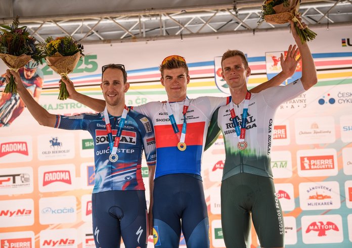 Jakub Otruba (vpravo) na pódiu na MČR v časovce s Josefem Černým a Mathiasem Vackem.