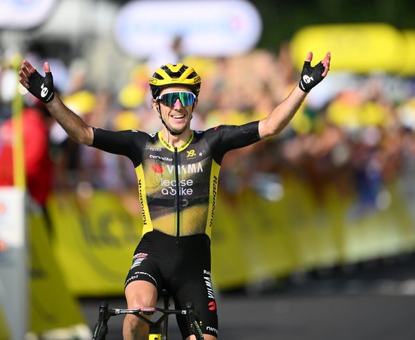 Simon Yates se raduje z vítězství v desáté etapě