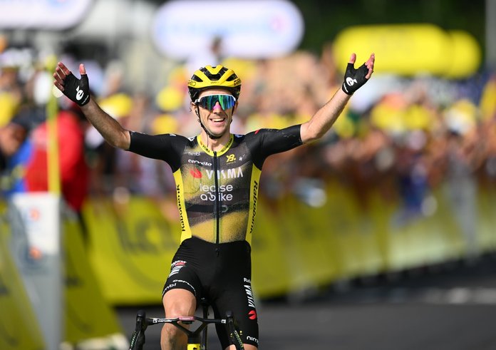 Simon Yates se raduje z vítězství v desáté etapě