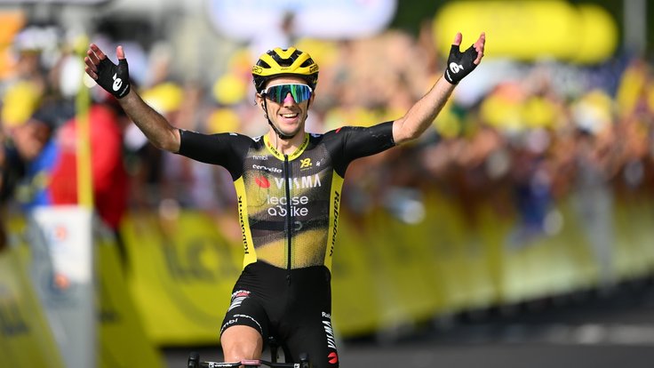 Simon Yates se raduje z vítězství v desáté etapě