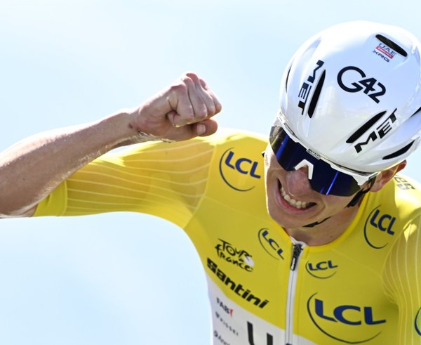 Tadej Pogačar ovládl 13. etapu Tour de France.