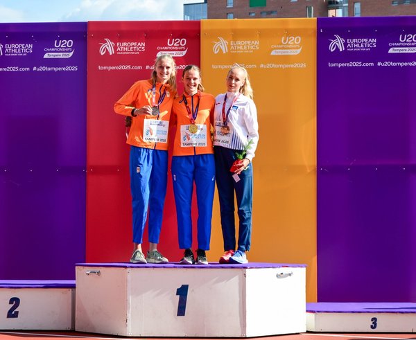 Apolena Švábíková při medailovém ceremoniálu na bronzovém stupínku.