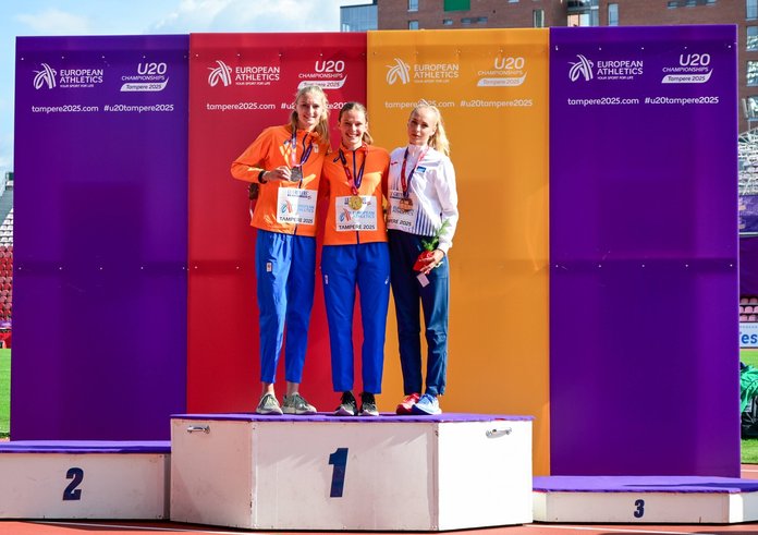 Apolena Švábíková při medailovém ceremoniálu na bronzovém stupínku.