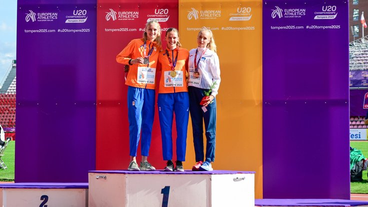 Apolena Švábíková při medailovém ceremoniálu na bronzovém stupínku.