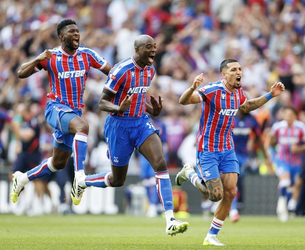 Fotbalisté Crystal Palace oslavují triumf v anglickém Superpoháru.
