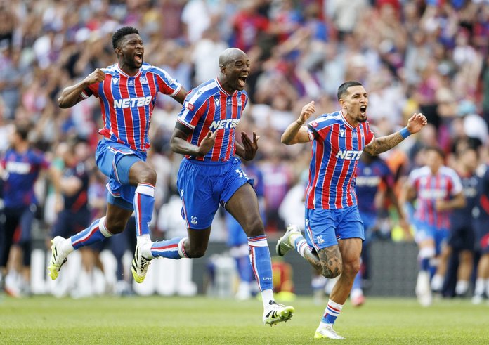 Fotbalisté Crystal Palace oslavují triumf v anglickém Superpoháru.