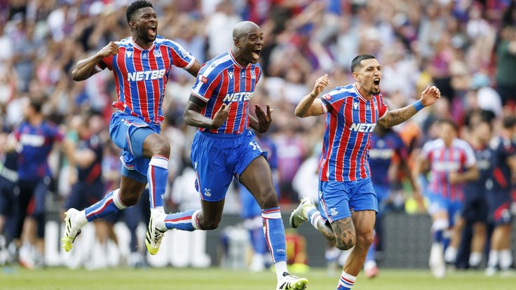 Fotbalisté Crystal Palace oslavují triumf v anglickém Superpoháru.
