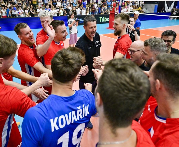 Jiří Novák se raduje s reprezentačním týmem po výhře nad Černou Horou.