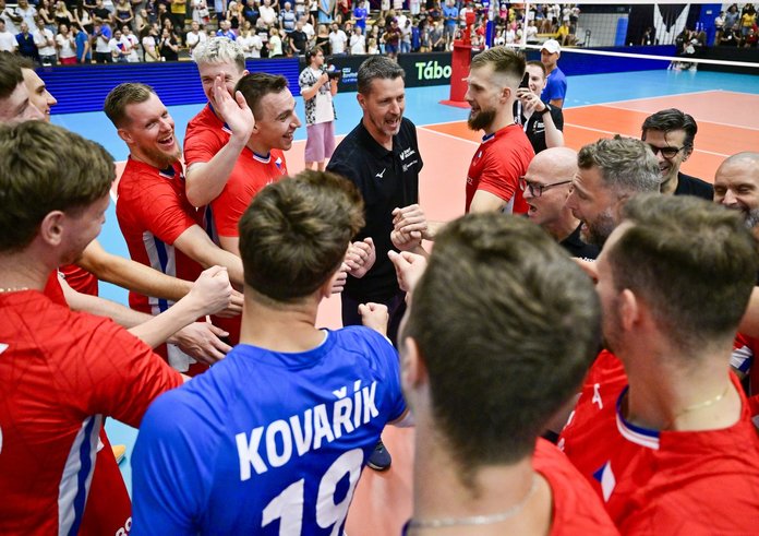 Jiří Novák se raduje s reprezentačním týmem po výhře nad Černou Horou.
