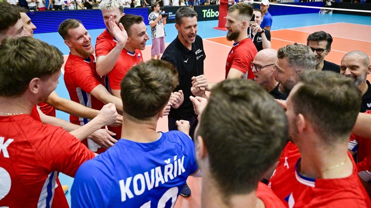 Jiří Novák se raduje s reprezentačním týmem po výhře nad Černou Horou.
